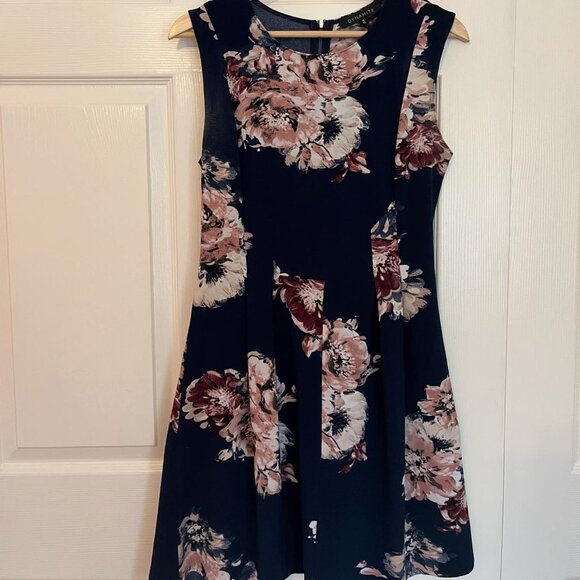 Floral Knee-length Dress - Picture 1 of 3